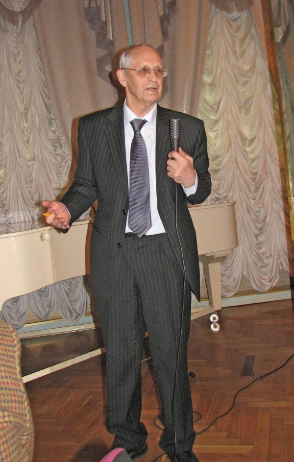 Академик Ю.Д.Третьяков во время выступления.
