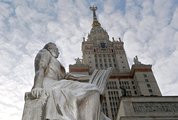 Здание Главного корпуса Московского государственного университета (МГУ) имени Ломоносова на Воробьевых горах